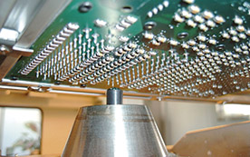 Thonauer mit kompakter, präziser Selektivlötanlage InterSelect 335S.